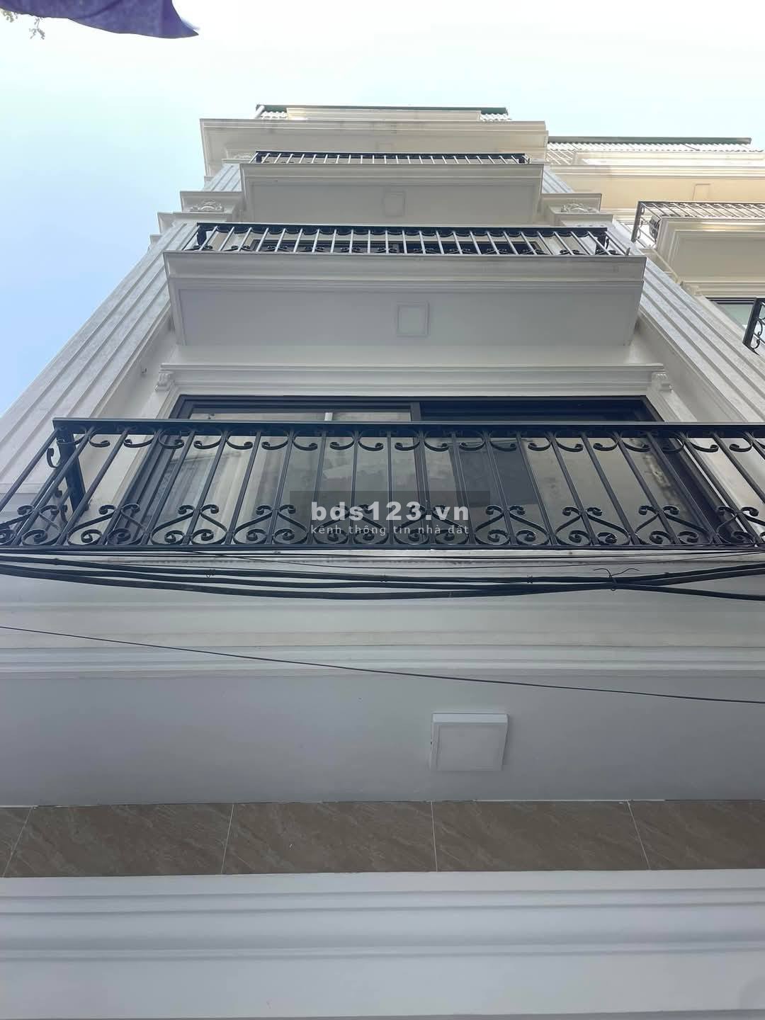 Siêu phẩm nhà đẹp Phố Trạm, LB, ô tô tránh, gara, KD, DT: 40m2, 6 Tầng, MT: 4.7m, GIÁ: 9.x Tỷ