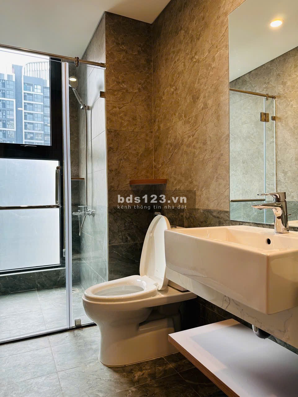 Cho thuê căn hộ 3 phòng ngủ rộng 100m2. Giá chỉ 15tr/tháng full nội thất đẹp