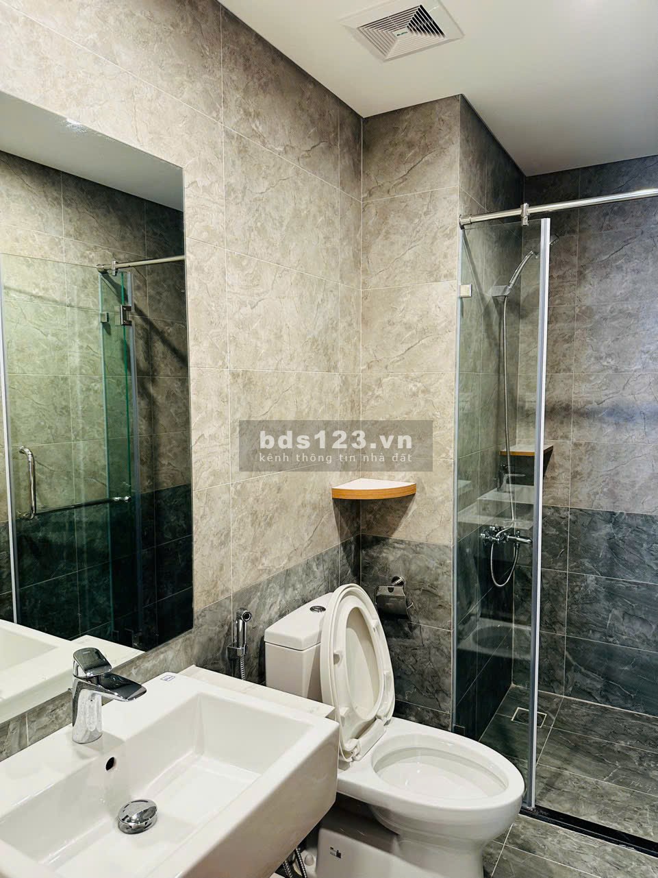 Cho thuê căn hộ 3 phòng ngủ rộng 100m2. Giá chỉ 15tr/tháng full nội thất đẹp
