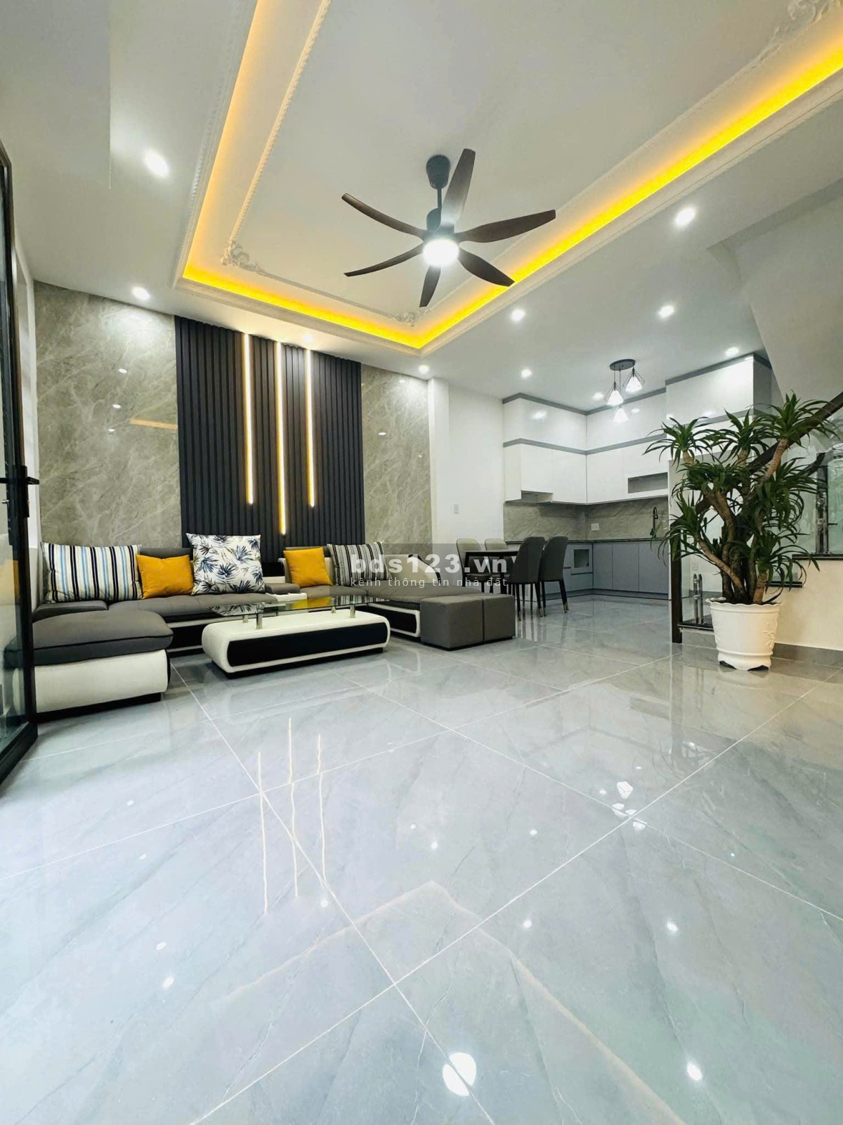 Cần tiền bán gấp căn nhà ở Chợ Hàng