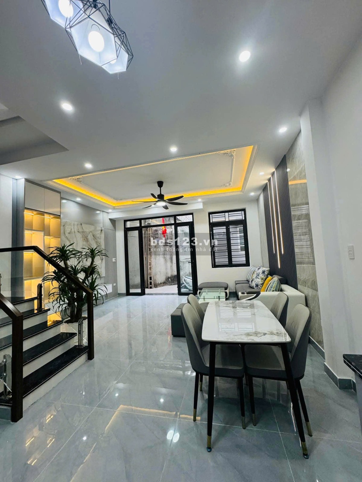 Cần tiền bán gấp căn nhà ở Chợ Hàng
