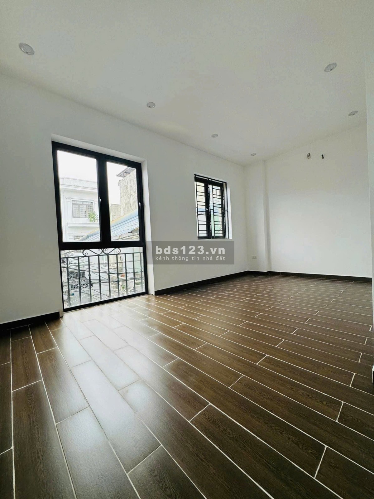 Cần tiền bán gấp căn nhà ở Chợ Hàng