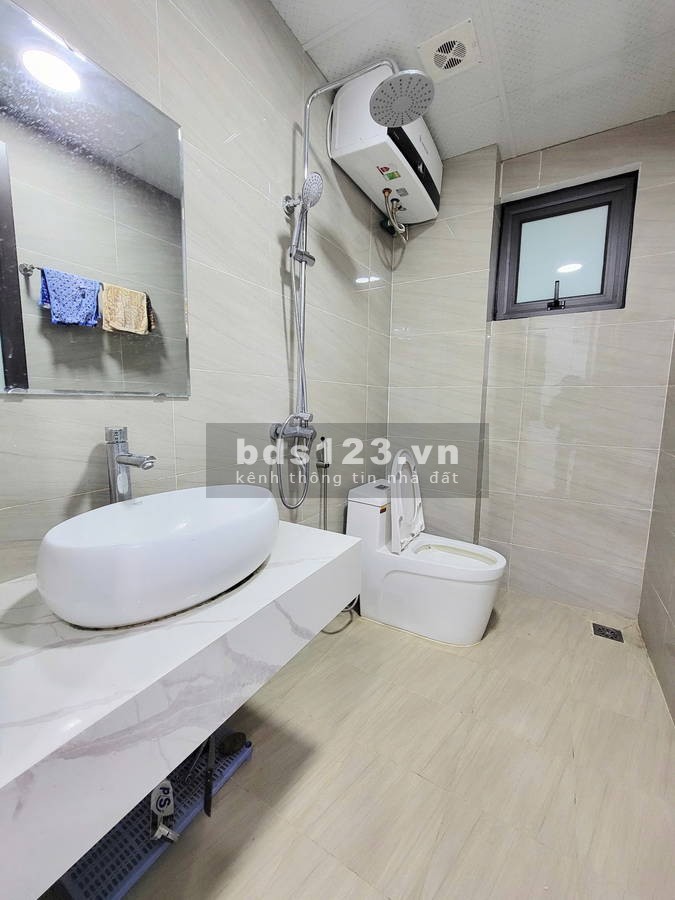 Nhà mới - Đường Cổ Linh - TT Thạch Bàn – LB. DT: 37m2 x 6 Tầng. MT 6.5m. GIÁ: 6 Tỷ (có thương lượng)