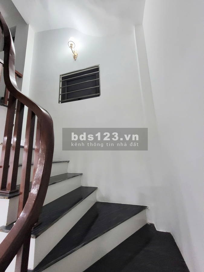 Nhà mới - Đường Cổ Linh - TT Thạch Bàn – LB. DT: 37m2 x 6 Tầng. MT 6.5m. GIÁ: 6 Tỷ (có thương lượng)