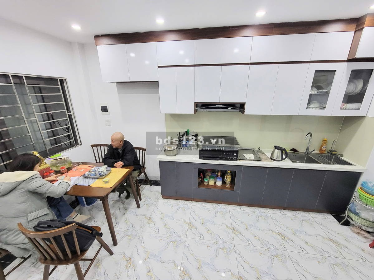 Nhà mới - Đường Cổ Linh - TT Thạch Bàn – LB. DT: 37m2 x 6 Tầng. MT 6.5m. GIÁ: 6 Tỷ (có thương lượng)