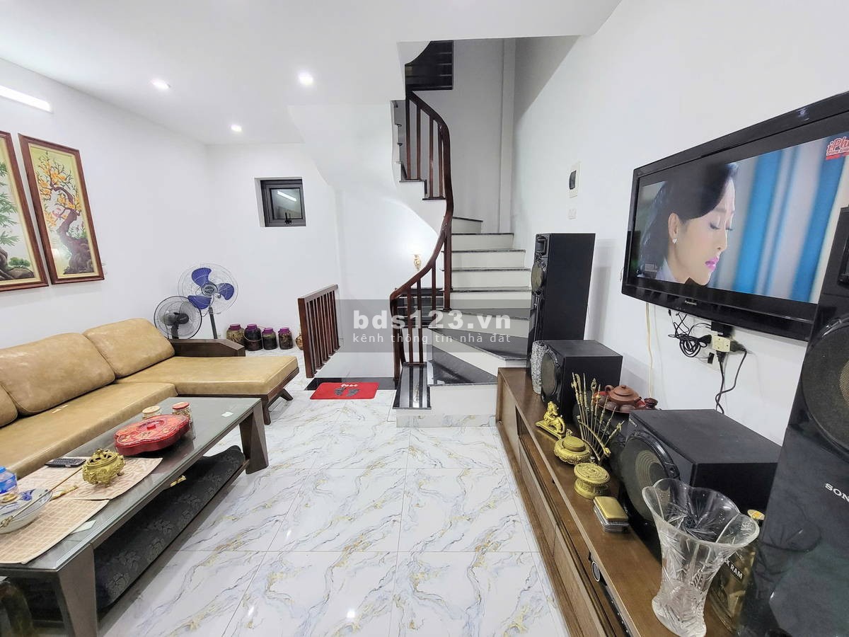 Nhà mới - Đường Cổ Linh - TT Thạch Bàn – LB. DT: 37m2 x 6 Tầng. MT 6.5m. GIÁ: 6 Tỷ (có thương lượng)