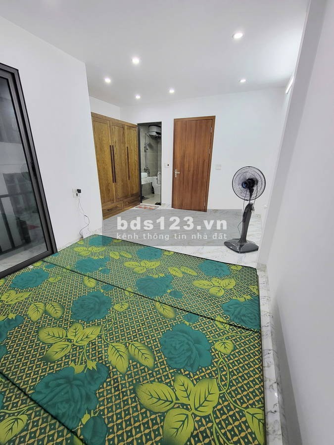 Nhà mới - Đường Cổ Linh - TT Thạch Bàn – LB. DT: 37m2 x 6 Tầng. MT 6.5m. GIÁ: 6 Tỷ (có thương lượng)