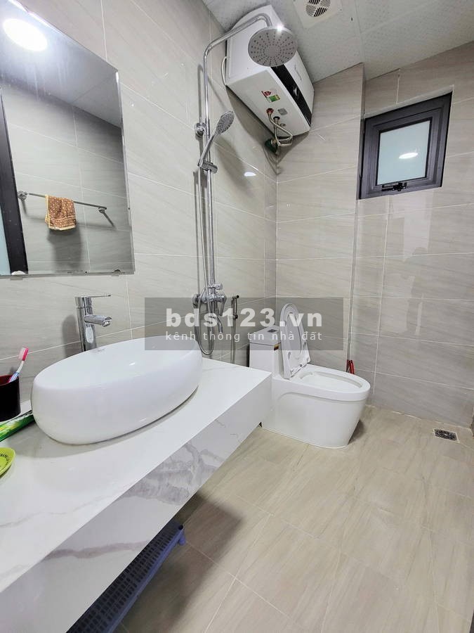 Nhà mới - Đường Cổ Linh - TT Thạch Bàn – LB. DT: 37m2 x 6 Tầng. MT 6.5m. GIÁ: 6 Tỷ (có thương lượng)