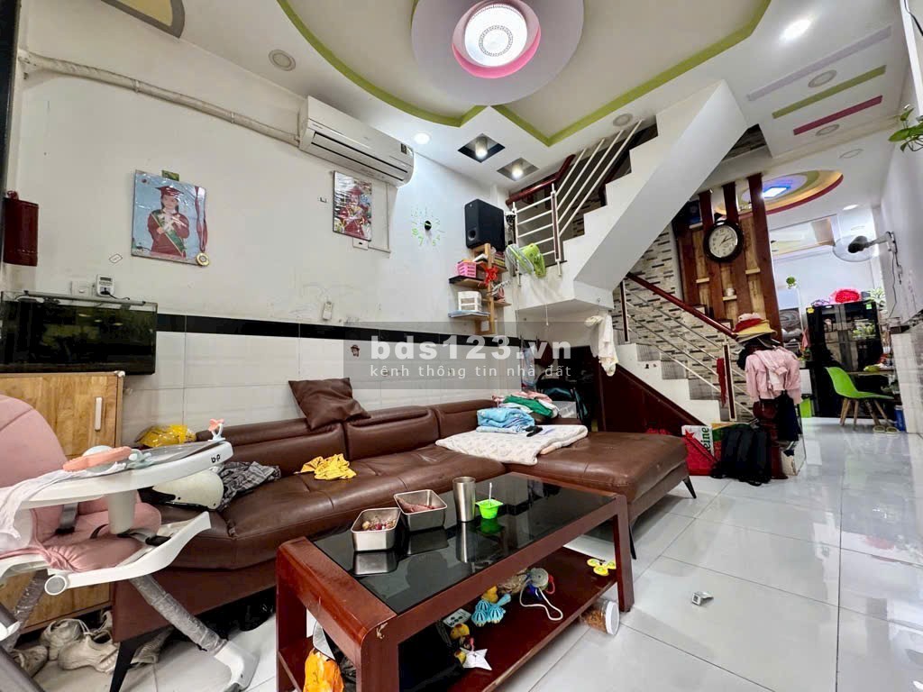 Nhà 2 tầng, 3 phòng ngủ, ngay Trường Chinh - Nhà còn mới ở ngay - Chỉ 3.X tỷ