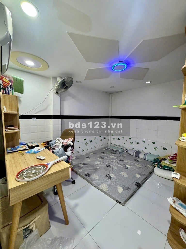 Nhà 2 tầng, 3 phòng ngủ, ngay Trường Chinh - Nhà còn mới ở ngay - Chỉ 3.X tỷ