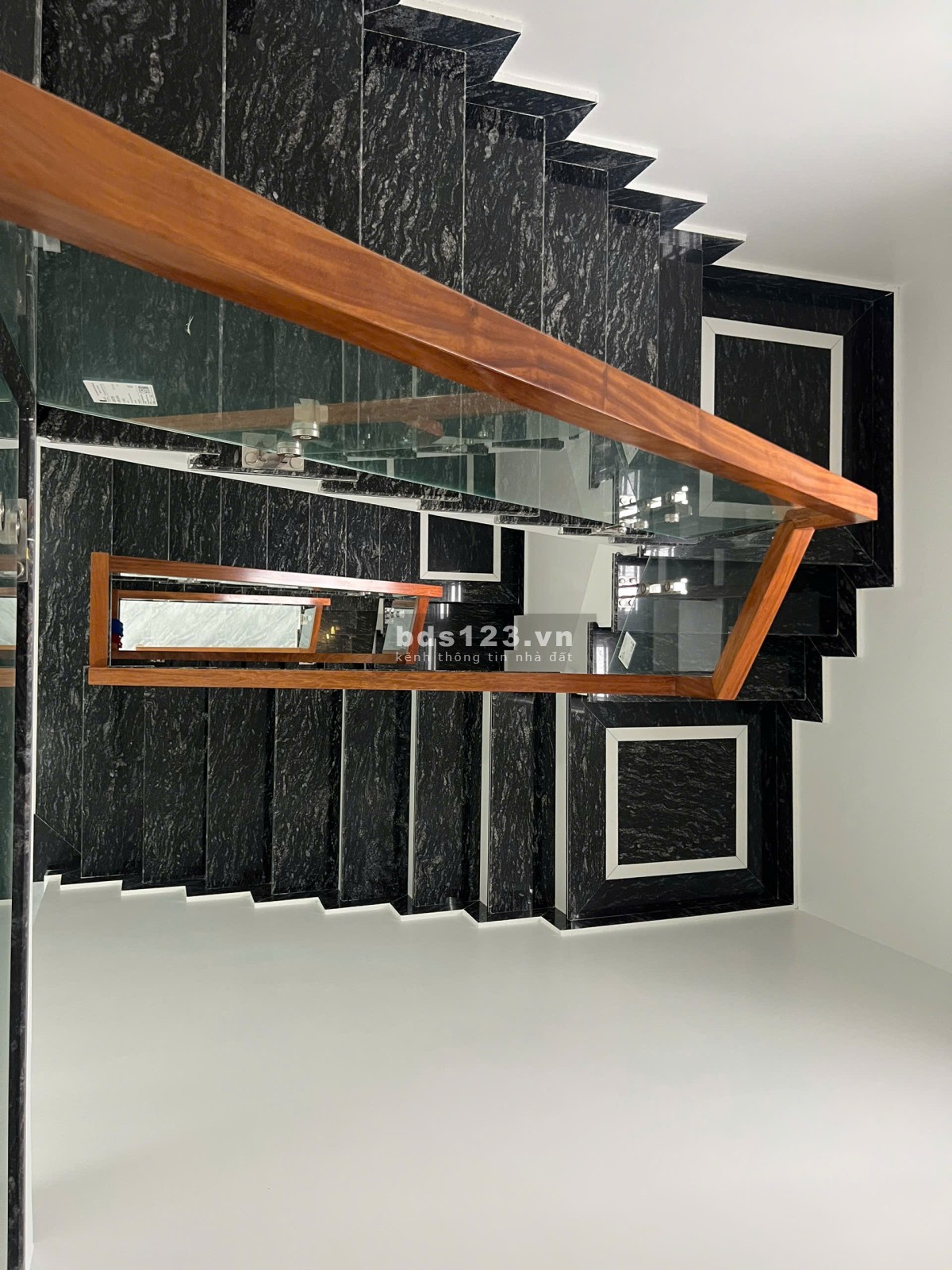 Nhà 4 tầng mới xậy ở Trại lẻ, nhà hoàn thiện đồ cơ bản, đầy đủ giấy tờ pháp lý rõ ràng.