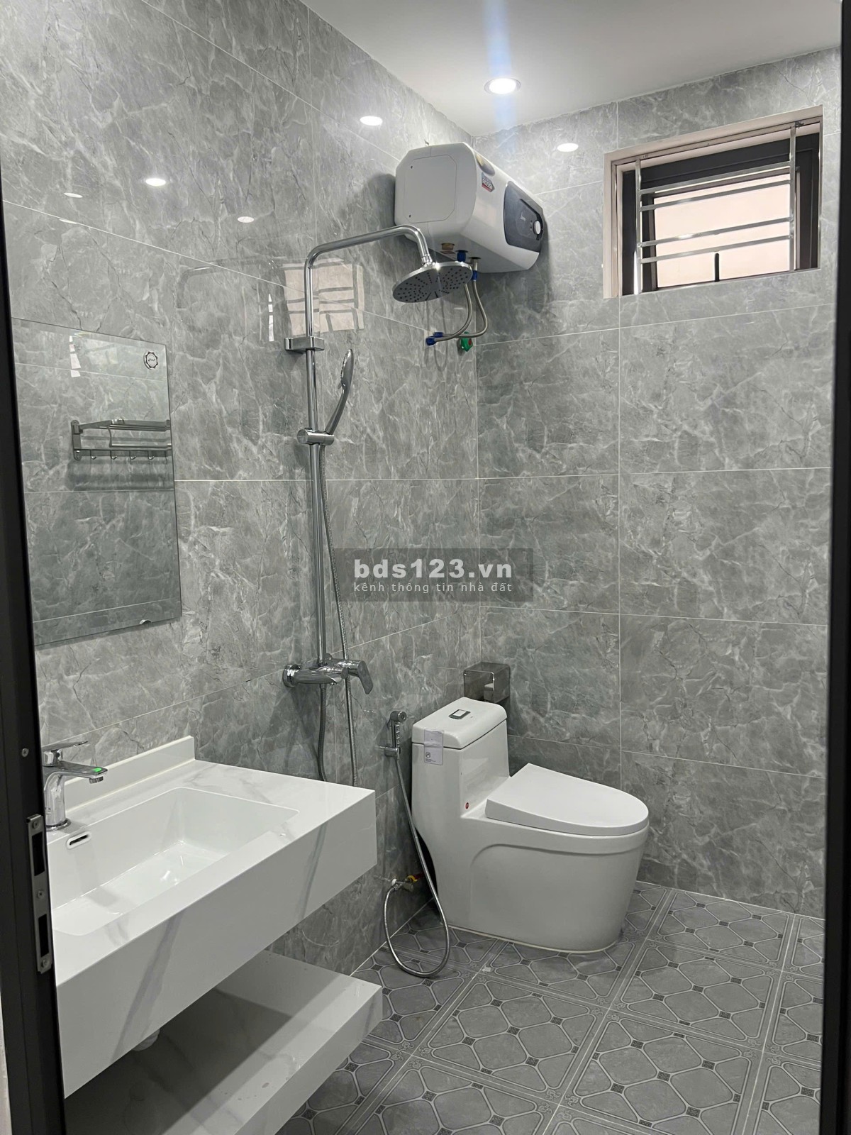 Nhà 4 tầng mới xậy ở Trại lẻ, nhà hoàn thiện đồ cơ bản, đầy đủ giấy tờ pháp lý rõ ràng.