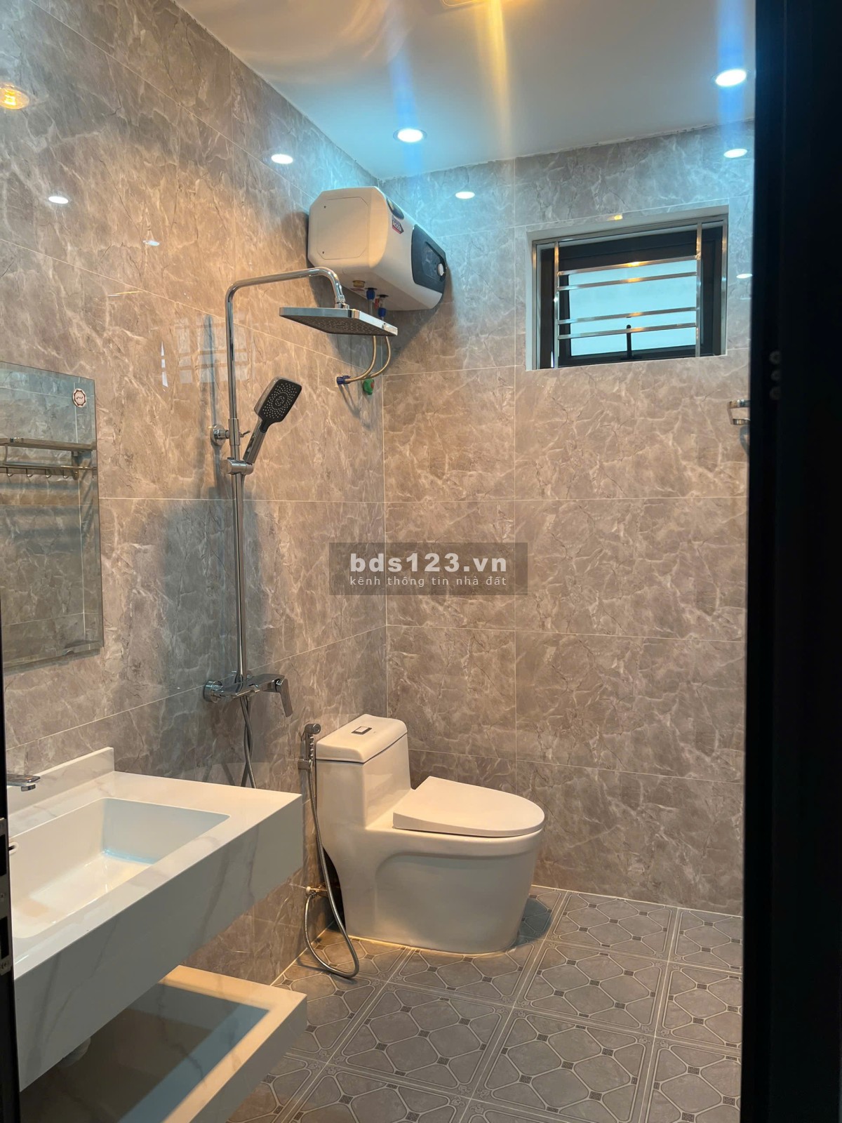 Nhà 4 tầng mới xậy ở Trại lẻ, nhà hoàn thiện đồ cơ bản, đầy đủ giấy tờ pháp lý rõ ràng.