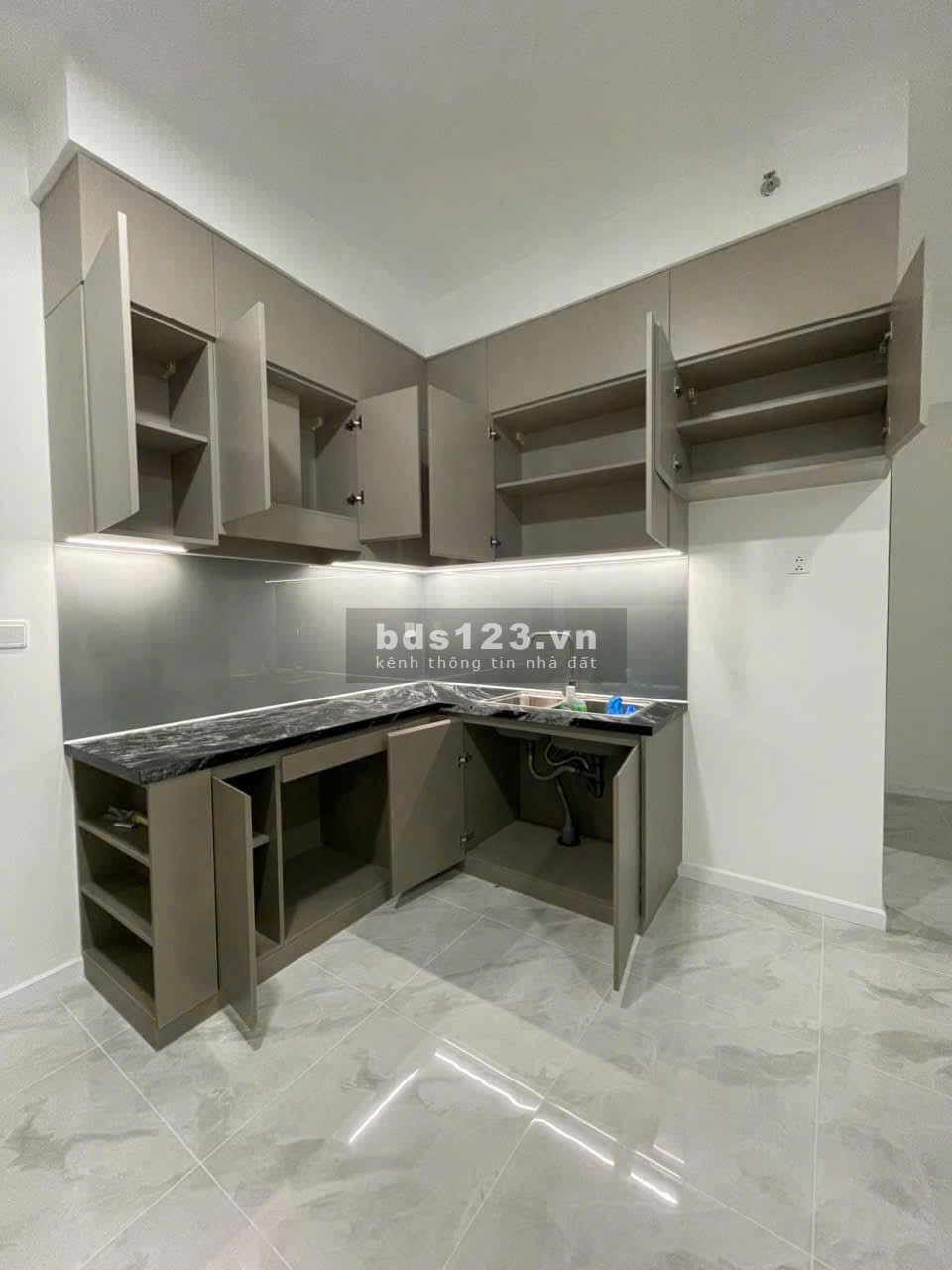 Chung cư Kingston, P8, PN: nhà trống, 15tr/th, 80m2, 2p ngủ, ban công
