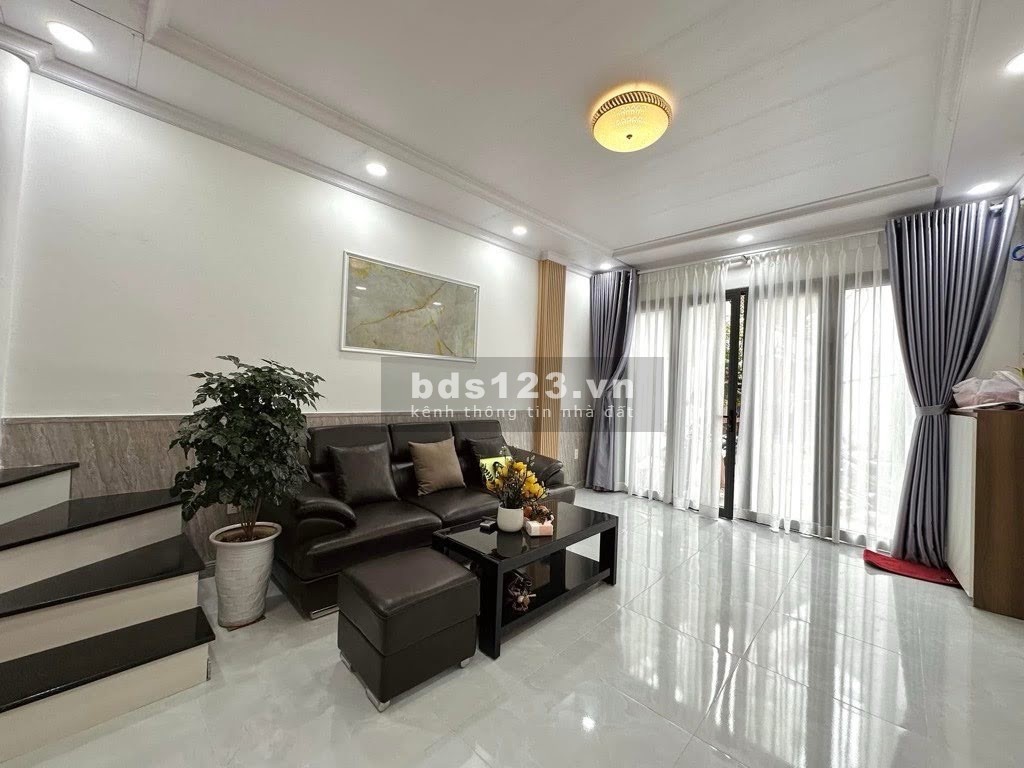 Bán nhà tọa lạc tại ví trí giao thông thuận lợi gần Cầu Chà và giáp quận 5 - 3 tầng - Hẻm ô tô