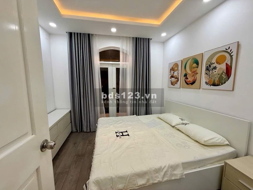 Bán nhà tọa lạc tại ví trí giao thông thuận lợi gần Cầu Chà và giáp quận 5 - 3 tầng - Hẻm ô tô