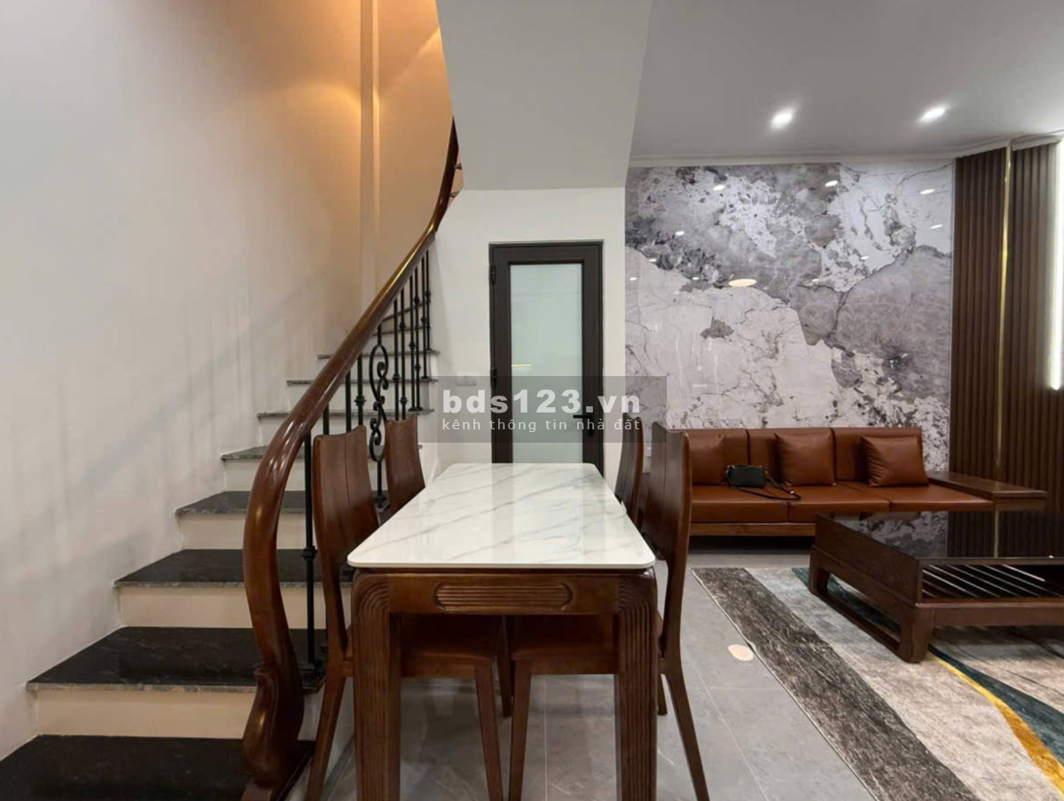 Bán nhà Cầu Giấy - Ngõ nông rộng thẳng - Một bước ra phố - Năm tầng - Nội thất sang xịn
