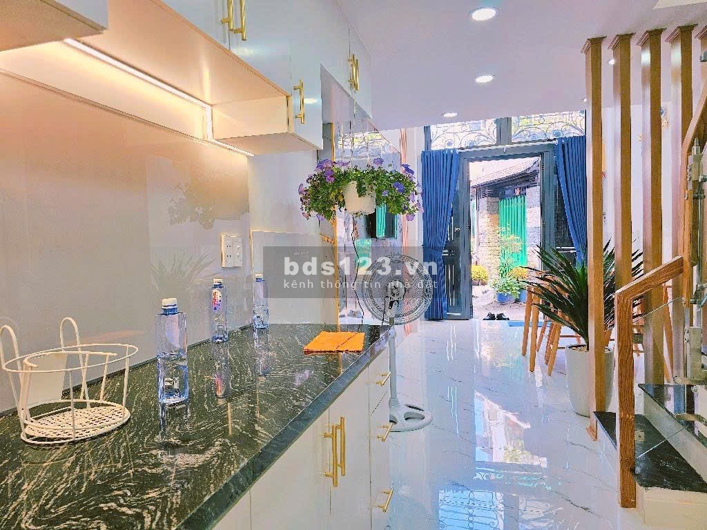Nhà đẹp P17, GV ở ngay. Gần MT, sổ vuông vức. Hẻm sạch sẽ, an ninh. Giao thông thuận tiện