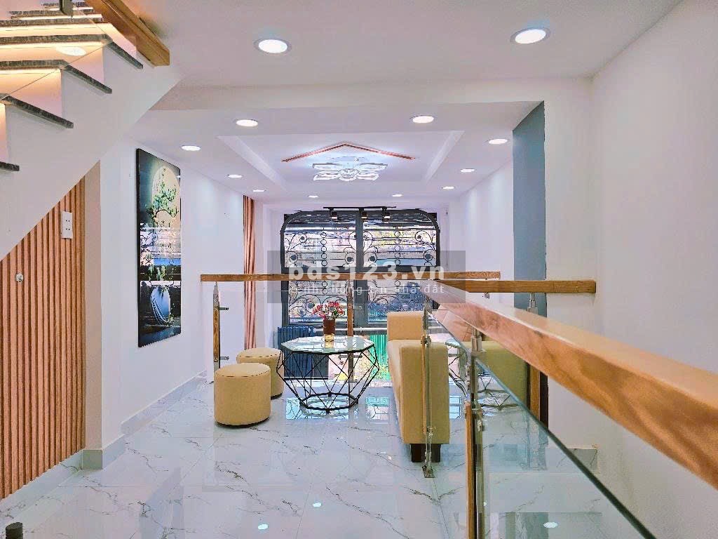 Nhà đẹp P17, GV ở ngay. Gần MT, sổ vuông vức. Hẻm sạch sẽ, an ninh. Giao thông thuận tiện