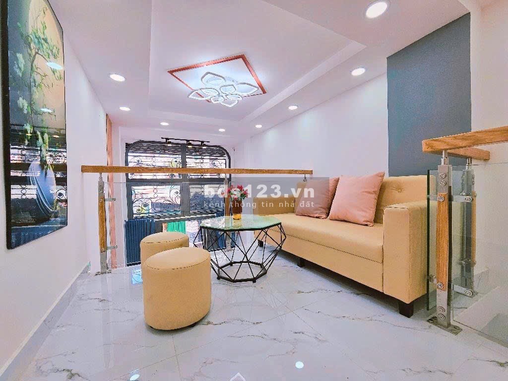 Nhà đẹp P17, GV ở ngay. Gần MT, sổ vuông vức. Hẻm sạch sẽ, an ninh. Giao thông thuận tiện
