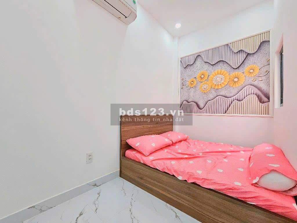 Nhà đẹp P17, GV ở ngay. Gần MT, sổ vuông vức. Hẻm sạch sẽ, an ninh. Giao thông thuận tiện