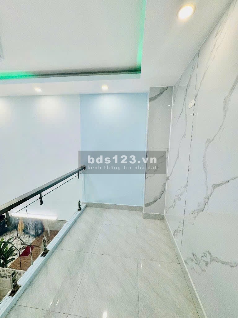 Nhà đẹp GV sạch sẽ Thoáng mát. Xe hơi đậu nhà. Thuận tiện kinh doanh đa ngành nghề