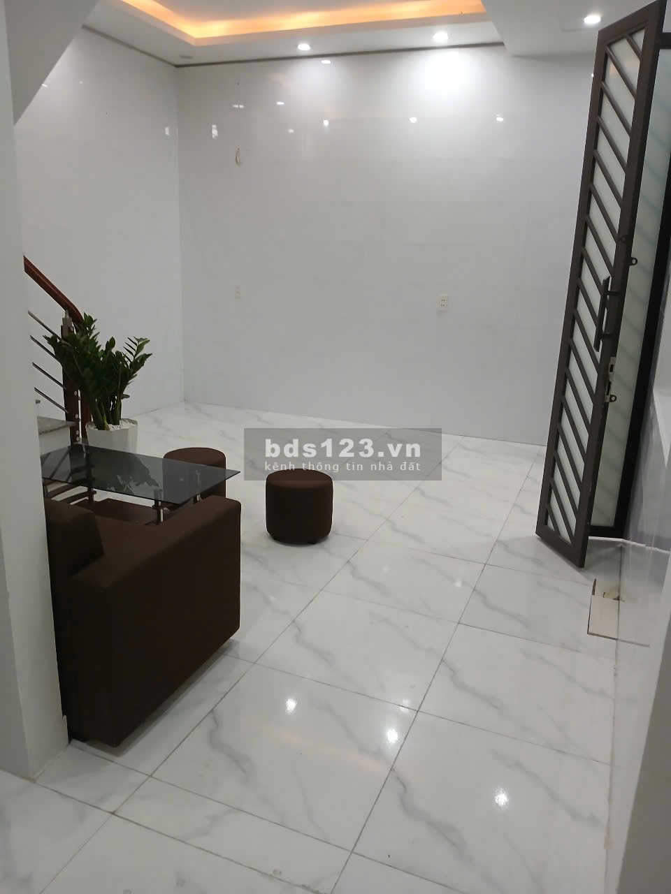 Bán căn nhà 2 tầng đẹp ngõ Dư Hàng thông Cột Đèn