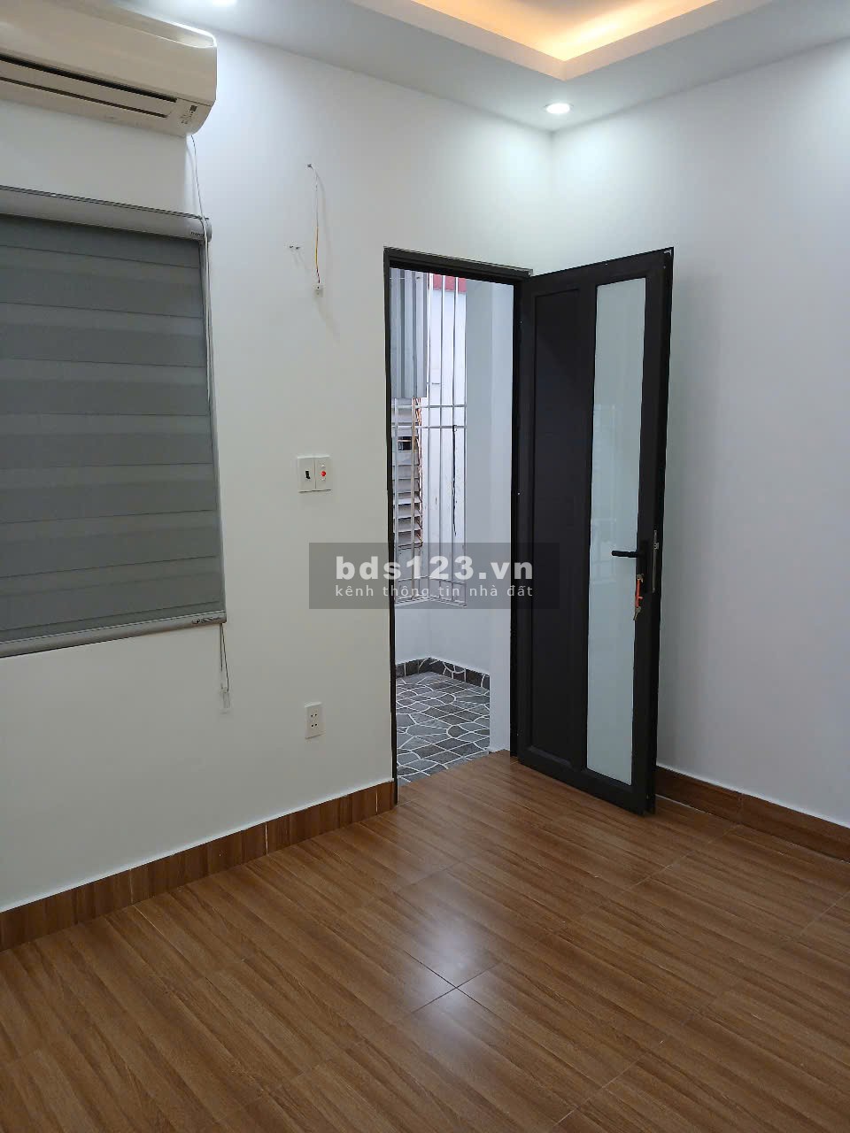 Bán căn nhà 2 tầng đẹp ngõ Dư Hàng thông Cột Đèn