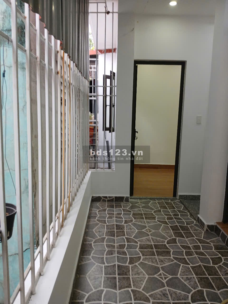 Bán căn nhà 2 tầng đẹp ngõ Dư Hàng thông Cột Đèn