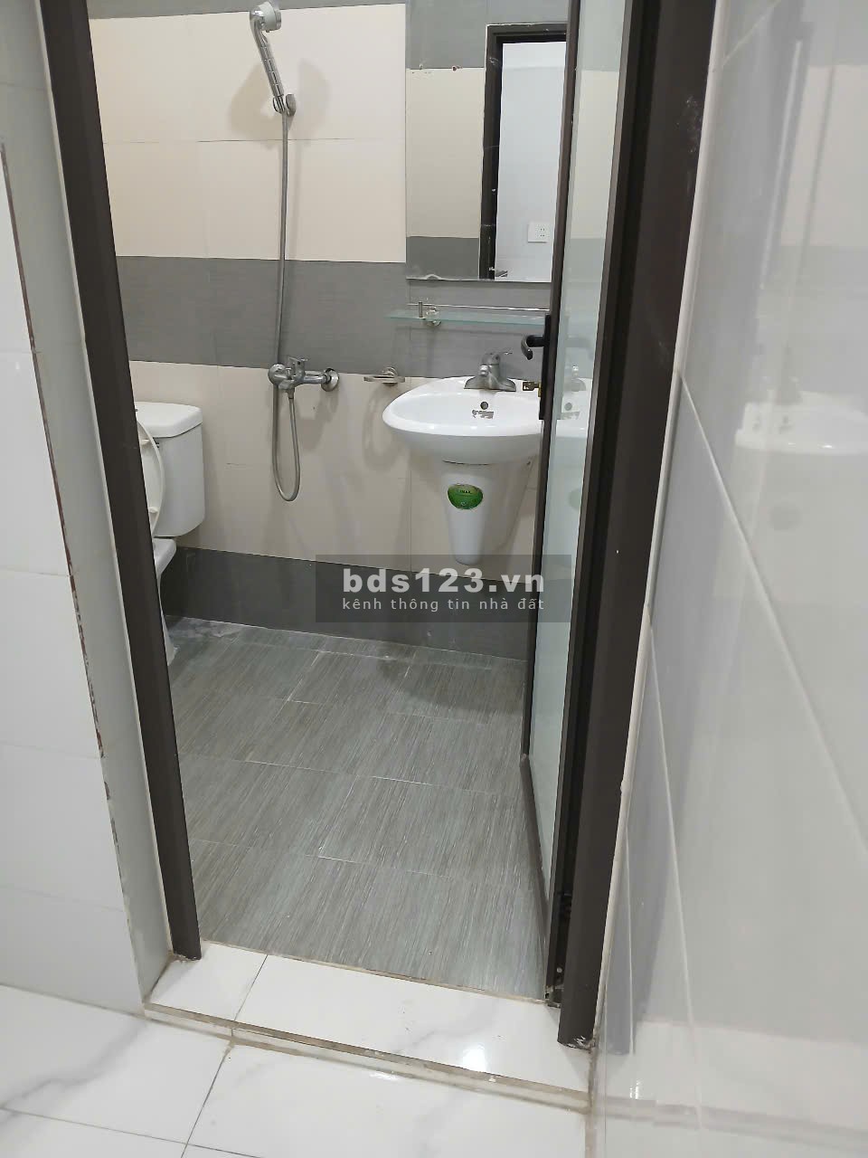 Bán căn nhà 2 tầng đẹp ngõ Dư Hàng thông Cột Đèn