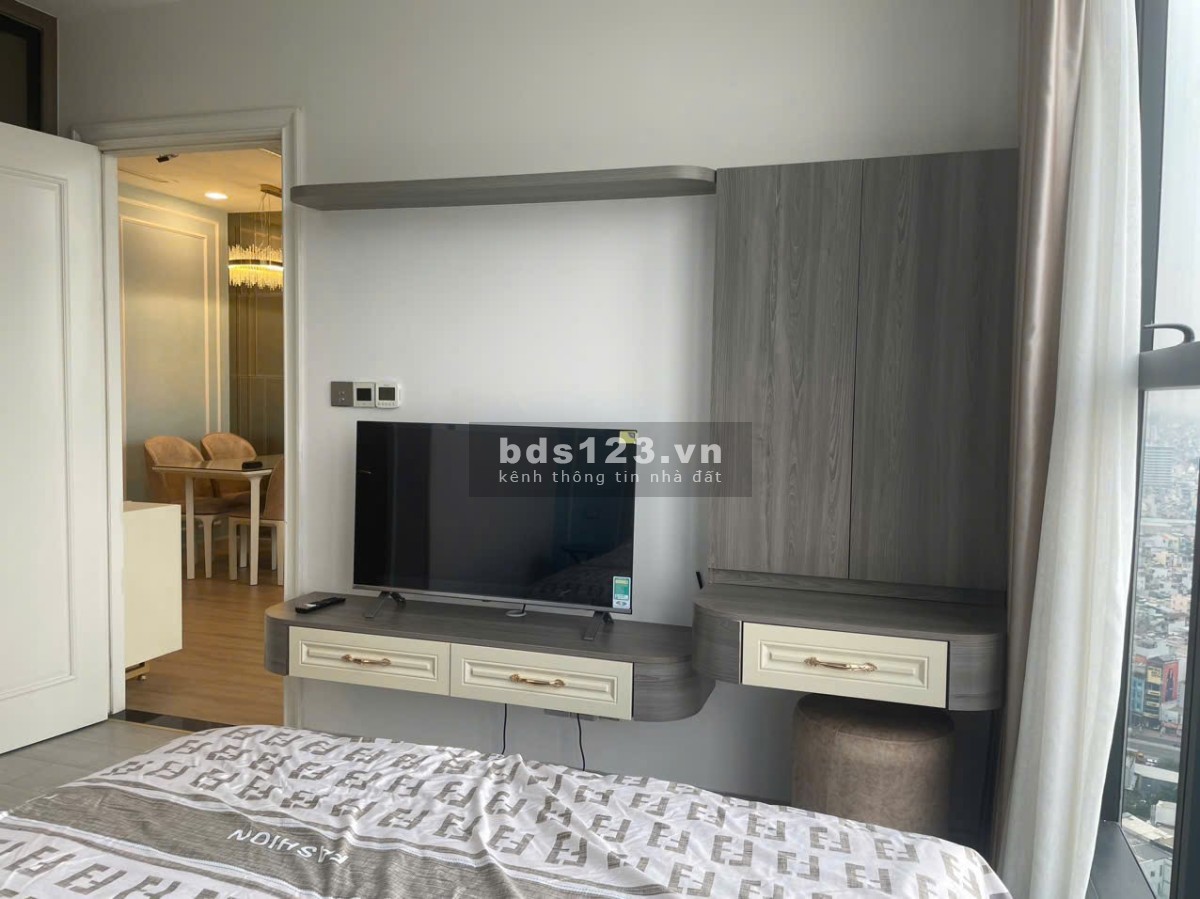 Bán CC 2PN, 2WC, 70m2 tại Vinhomes Golden River Ba Son, giá tốt 11,8 tỷ, Q1, HCM