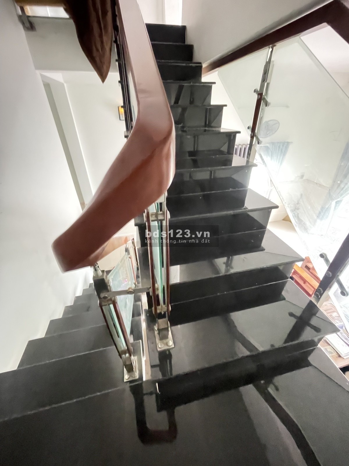 Cần bán gấp nhà Lạc Long Quân 95m2 - Ngang6.1m, ô tô tới cổng. Chỉ 3.1tỷ