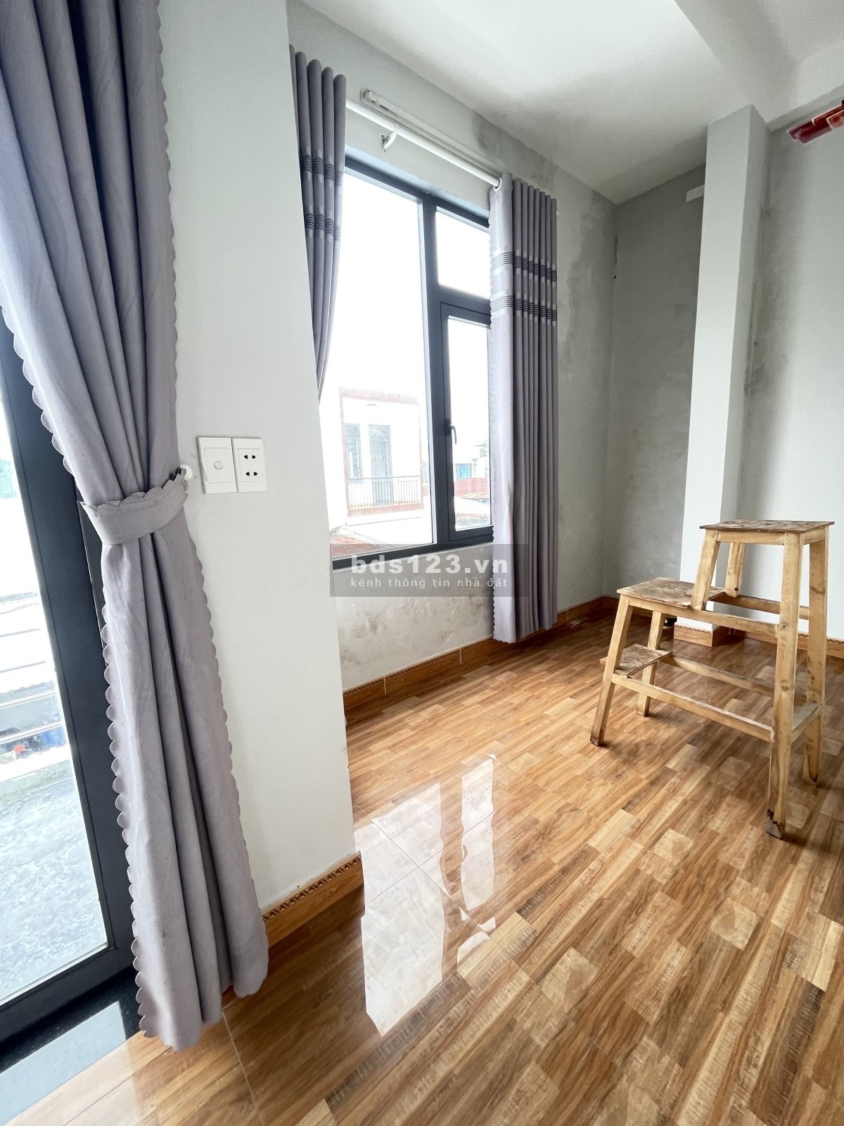 Cần bán gấp nhà Lạc Long Quân 95m2 - Ngang6.1m, ô tô tới cổng. Chỉ 3.1tỷ