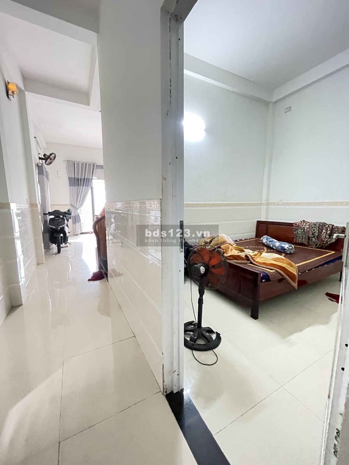 Cần bán gấp nhà Lạc Long Quân 95m2 - Ngang6.1m, ô tô tới cổng. Chỉ 3.1tỷ