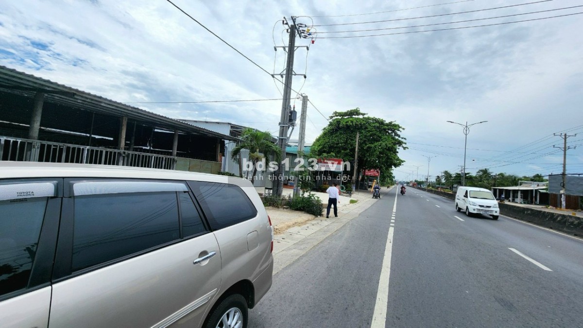 Ngộp. Bán Lô đất Mặt Tiền Quốc Lộ 1A. Gần Viện Cây Ăn Quả Miền Nam. DT 1.400m2. Giá bao rẻ 30%.