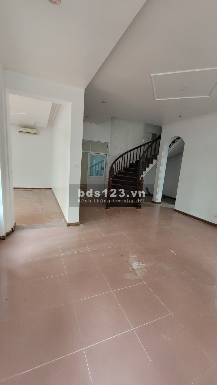 Cho thuê nhà Đội Cấn - Ba Đình, 95m2 x 4 tầng, MT: 7m, mỗi tầng 2 phòng, đủ đồ cơ bản, ôtô đỗ cửa...