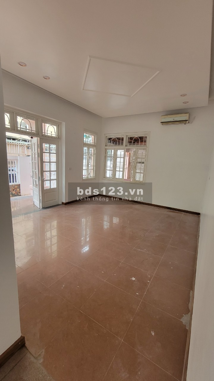 Cho thuê nhà Đội Cấn - Ba Đình, 95m2 x 4 tầng, MT: 7m, mỗi tầng 2 phòng, đủ đồ cơ bản, ôtô đỗ cửa...
