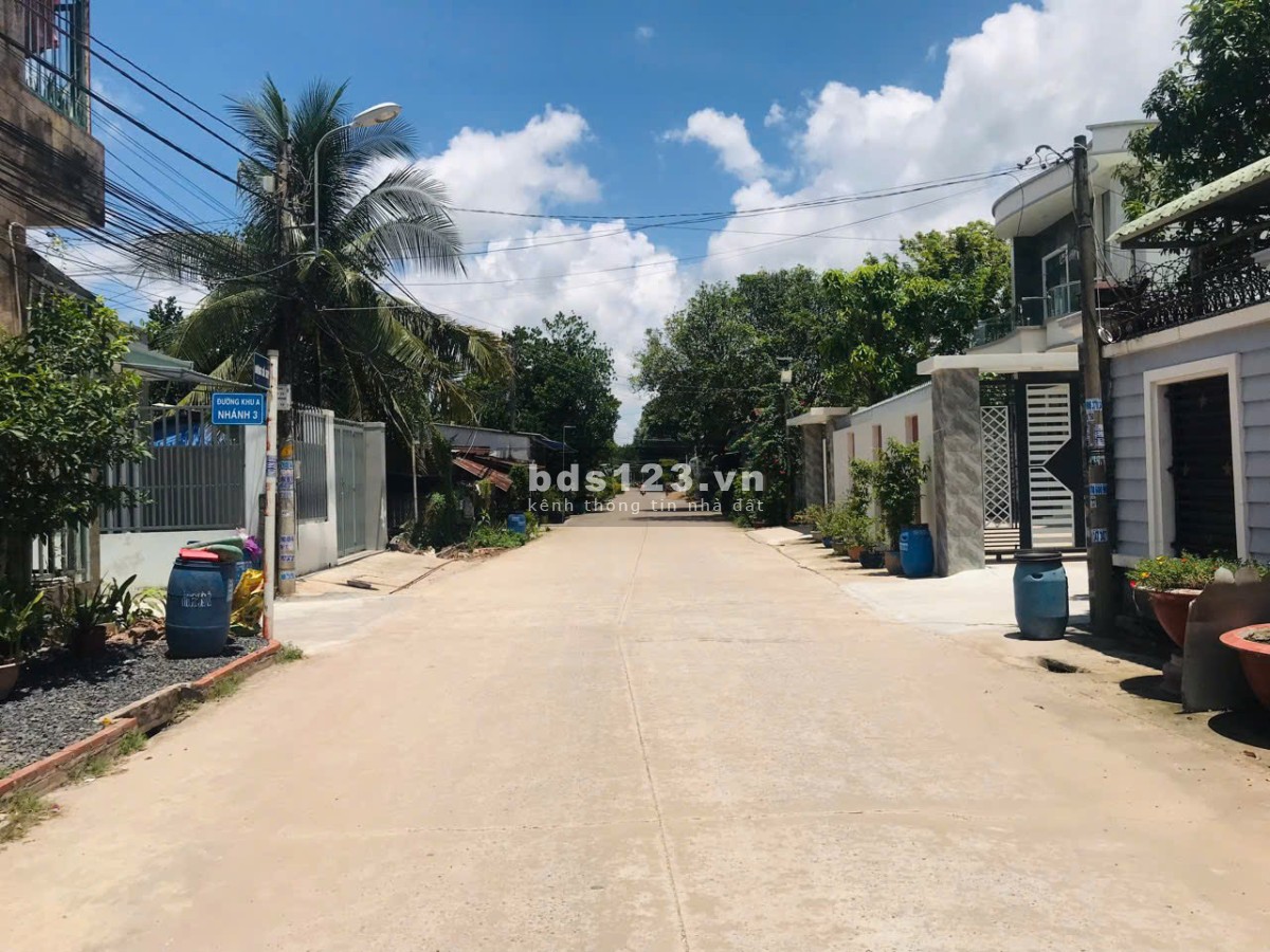 Bán Nhà Gần Cầu Vượt Củ Chi, Góc Hai Mặt Tiền, 106m2, Sổ Hồng Riêng