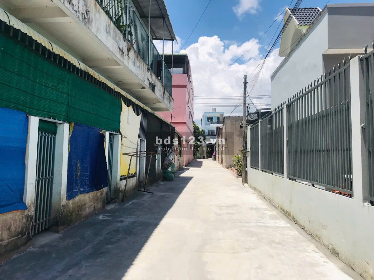 Bán Nhà Gần Cầu Vượt Củ Chi, Góc Hai Mặt Tiền, 106m2, Sổ Hồng Riêng
