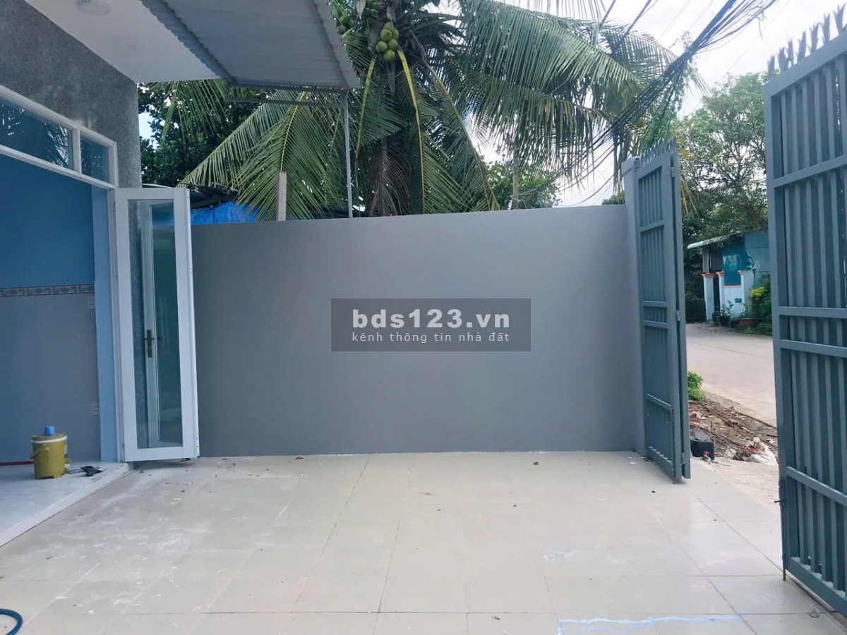 Bán Nhà Gần Cầu Vượt Củ Chi, Góc Hai Mặt Tiền, 106m2, Sổ Hồng Riêng