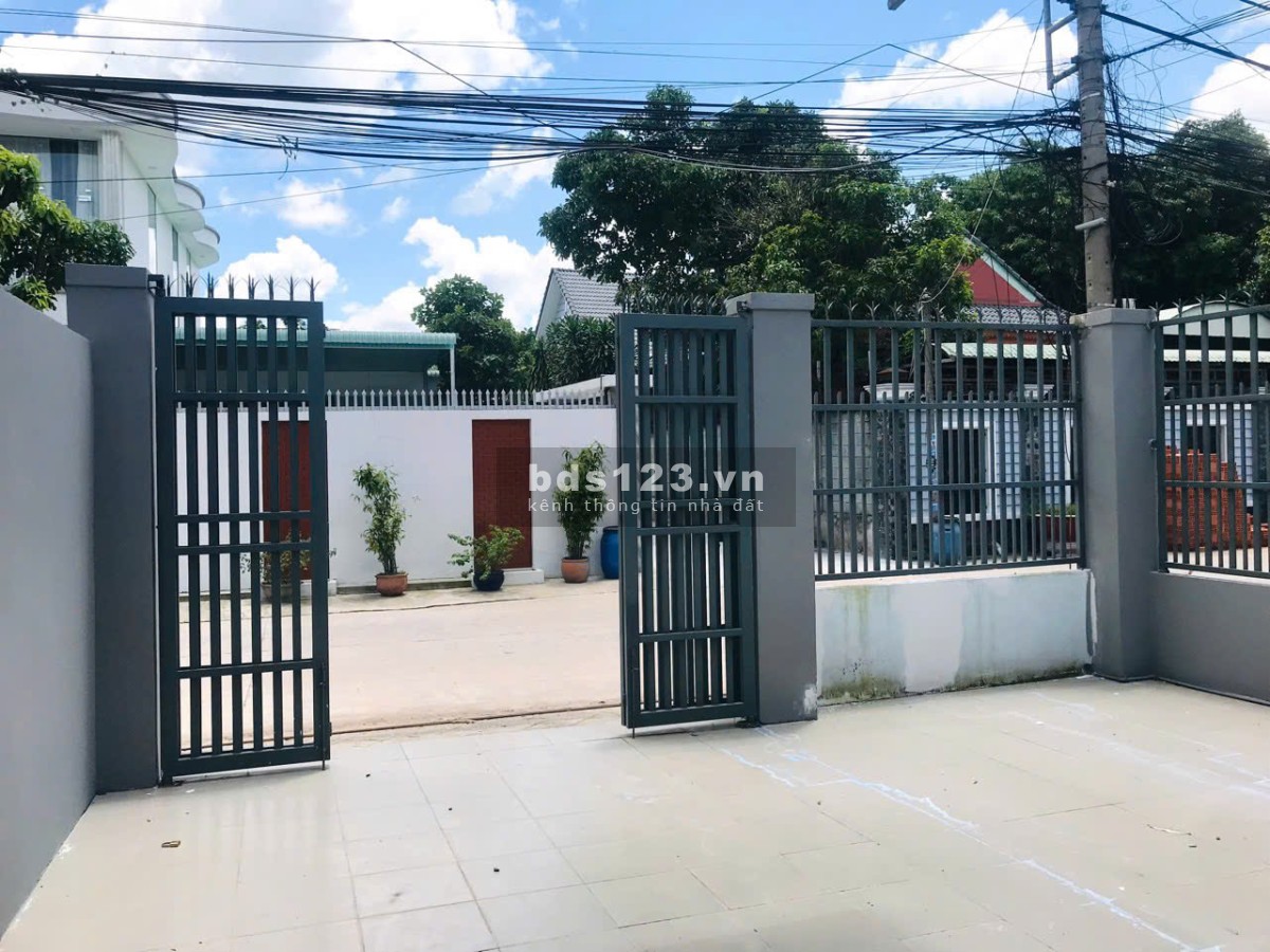 Bán Nhà Gần Cầu Vượt Củ Chi, Góc Hai Mặt Tiền, 106m2, Sổ Hồng Riêng