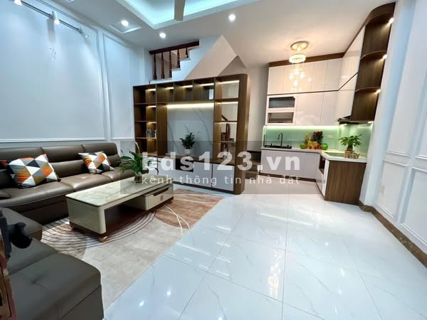 Bán nhà phố Cầu Giấy - 3 Gác phi - Cực gần phốDiện tích : 31M - 5 Tầng - MT: 5M