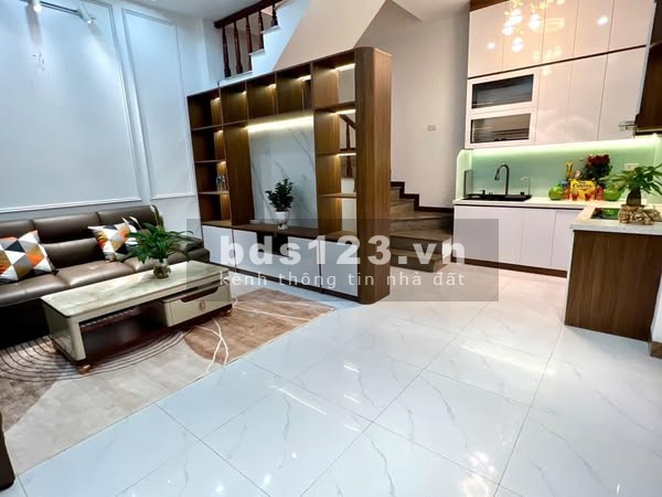 Bán nhà phố Cầu Giấy - 3 Gác phi - Cực gần phốDiện tích : 31M - 5 Tầng - MT: 5M