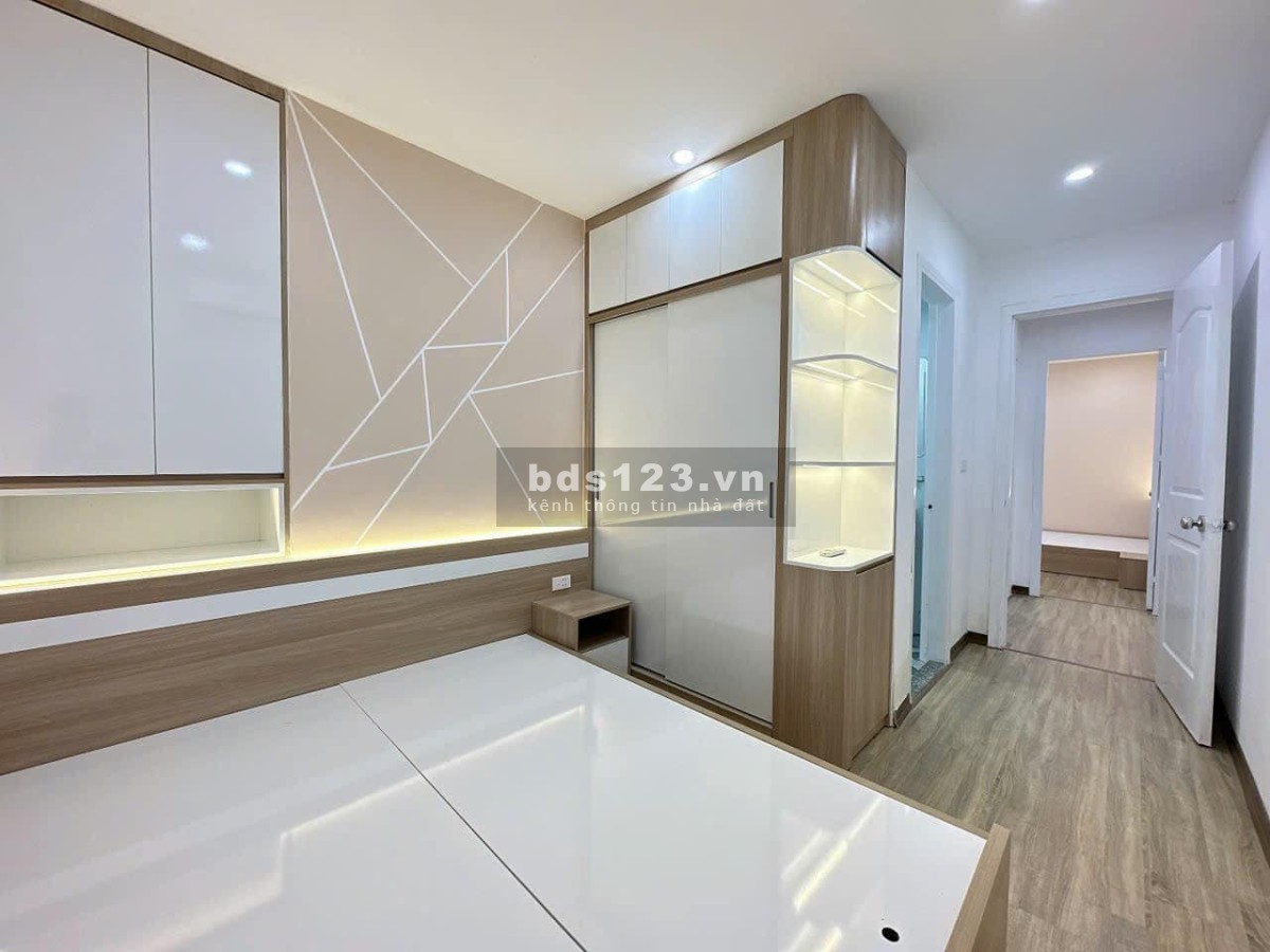 Bán Gấp căn hộ CC Linh Đàm 2PN, 2WC, giá chỉ 2,4 tỷ, vị trí đắc địa, tiện ích đầy đủ.