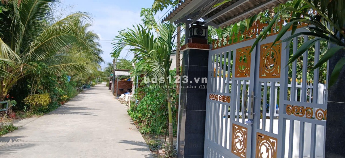 Gần cầu An Hóa, Long Hòa, Bình Đại. Nhà Mặt tiền lô góc đường 5m. Full thổ cư 174 m2.