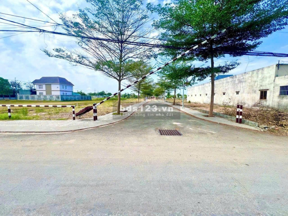 NGAY KCN TÂN PHÚ TRUNG. Giá cực sốc 900 triệu, đường nhựa 8m thông.