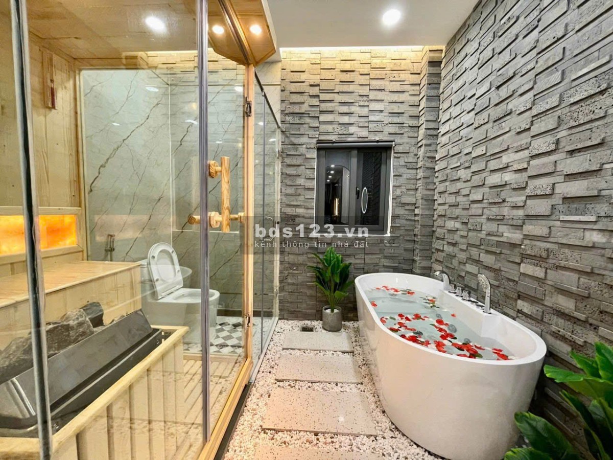 Mặt tiền Trần Quý Quận 5 (4,5X17m) 4 tầng, Giảm mạnh về 17,3 tỷ đầu tư là lời