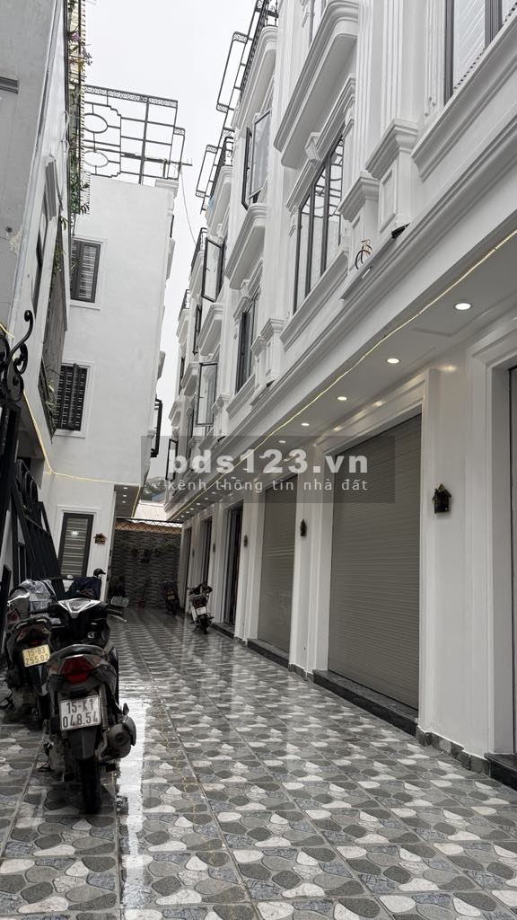 Cần bán dãy nhà 4 tầng gần đường Hồ Sen. Gần trường học