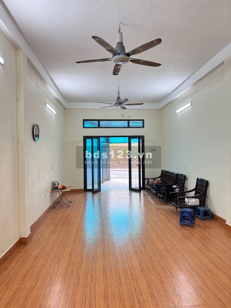 Lô góc 2 mặt thoáng - Mặt ngõ thông - ô tô vào nhà - Diện tích 52m², mặt tiền 6m.