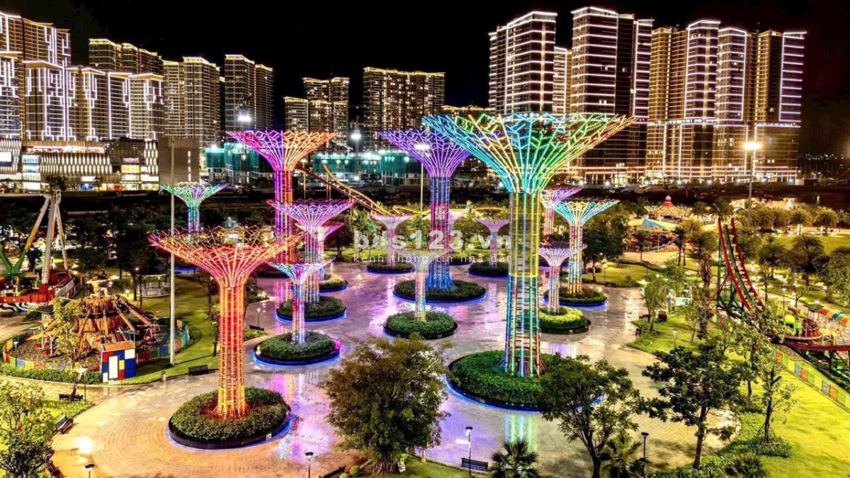 Bán gấp 2PN2WC giá tốt 3,990 tỷ, rẻ nhất thị trường, view hồ bơi, Lumiere Vinhomes Grand Park Q9